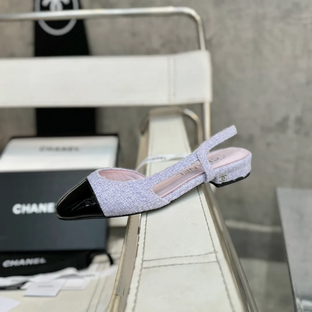 👟👟Ex-factory price 480👟👟 CHANEL Chanel flat bottom series🌹Fashionable classic sandals loved by all stars Fabric [👉] Mixed sheepskin👣🐏 Lining [👉] Silk sheep lining👣🐏 Insole [👉] Silk sheep👣🐏 Sole [👉] Genuine leather outsole imported from Italy 🌻 Packaging [👉] Chanel original box packaging 🌸 Code number [🦶🏻] 34-42 (⚠️34.41.42 is a custom code and cannot be returned or exchanged. Please understand)